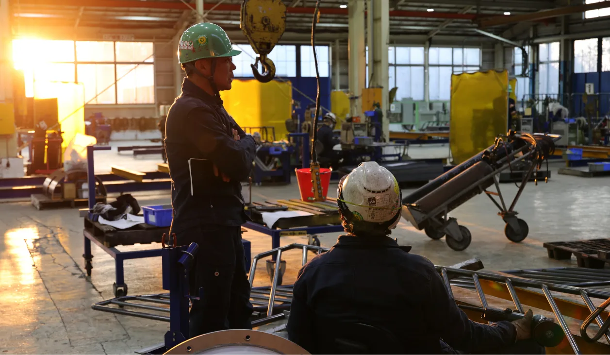 社員がノートPCで作業