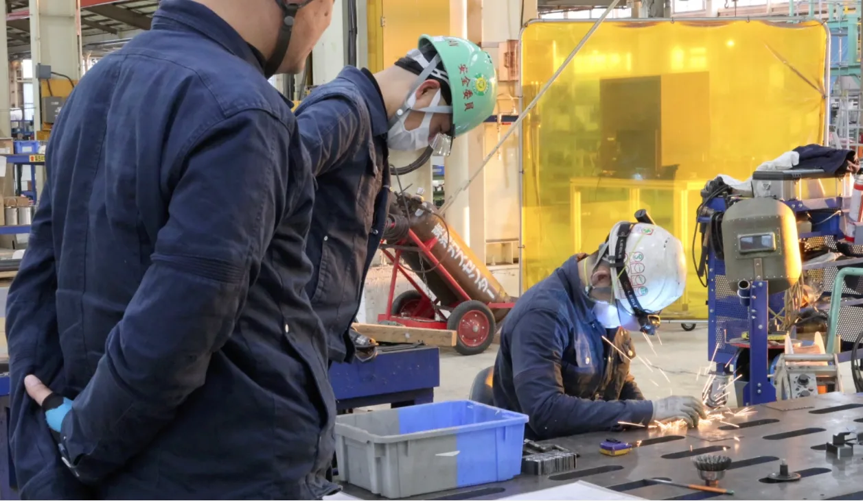 工場内作業風景