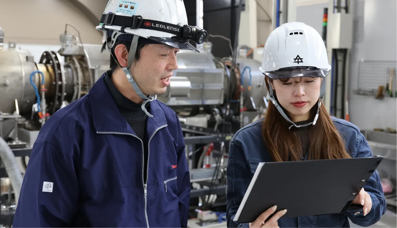 作業員の後ろ姿